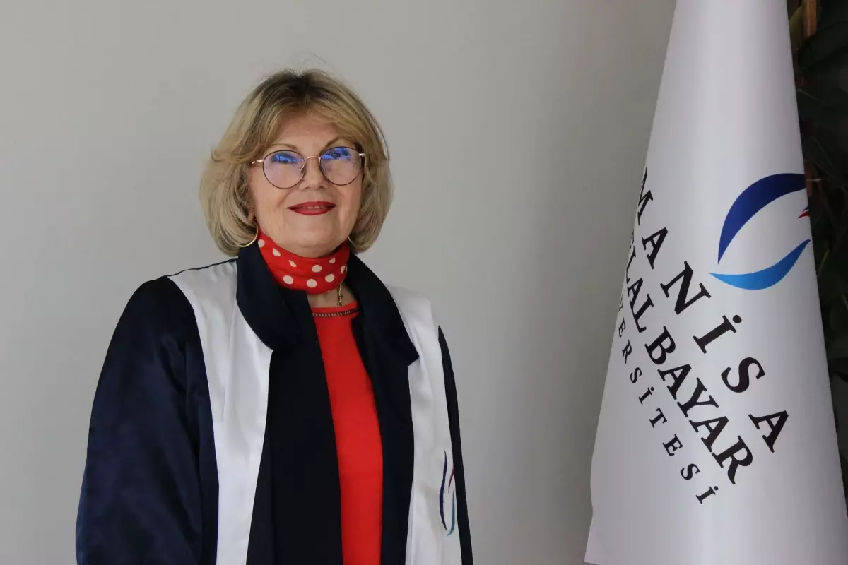 72 Yaşında Hayalini Gerçekleştiren Ümmühan Tibet Doktora Diplomasını Aldı