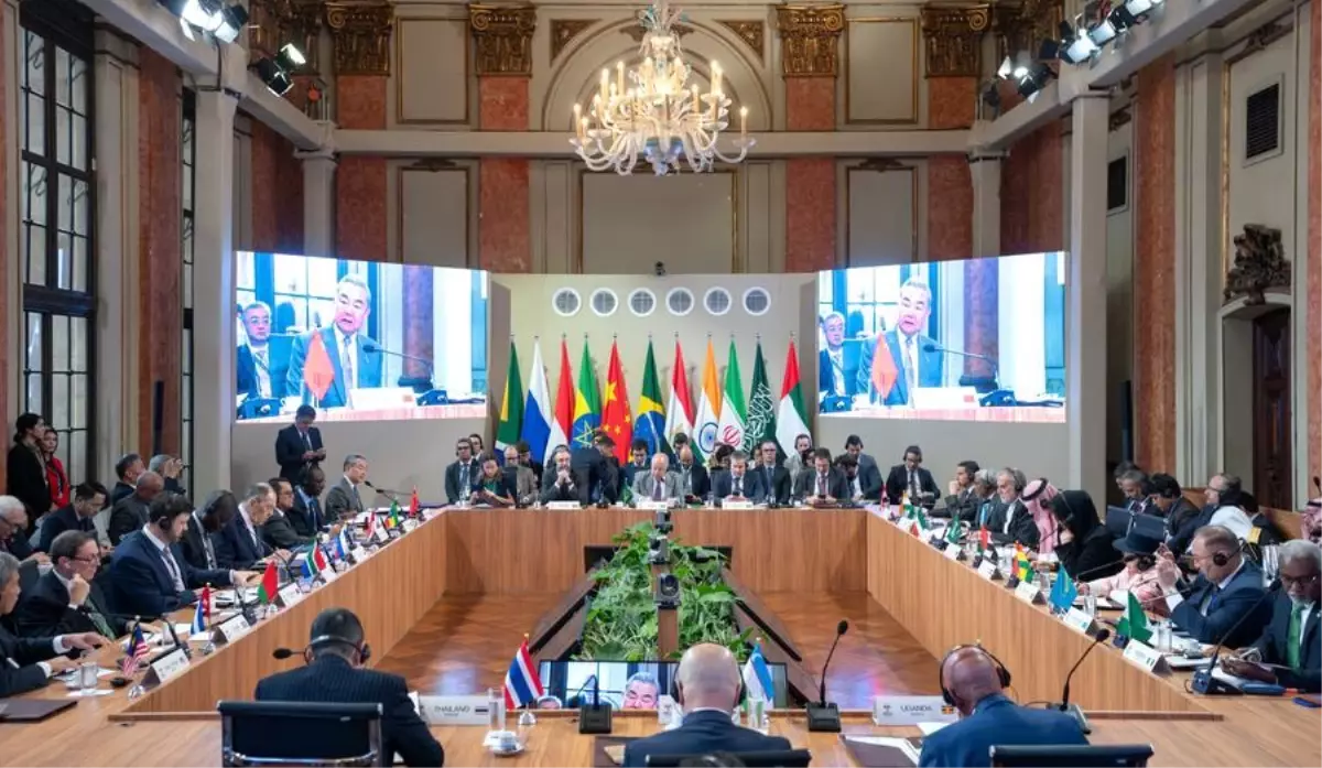 Çin Dışişleri Bakanı Wang Yi, Brezilya'da BRICS Toplantılarına Katıldı