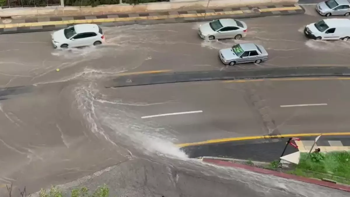 Ankara'da Dolu ve Sağanak Yağış Devam Ediyor