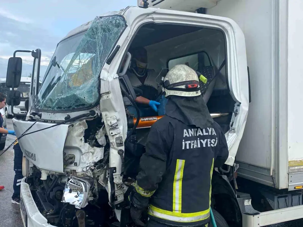 Antalya'da Zincirleme Kaza: Sürücü Sıkıştı, Hastaneye Kaldırıldı