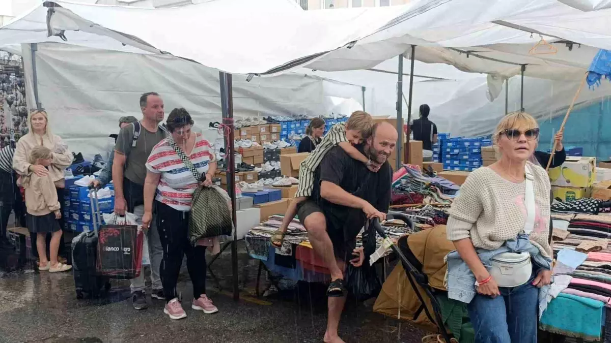 Manavgat'ta Yağmur Altında Alışveriş Yapan Turistler Şaşkın