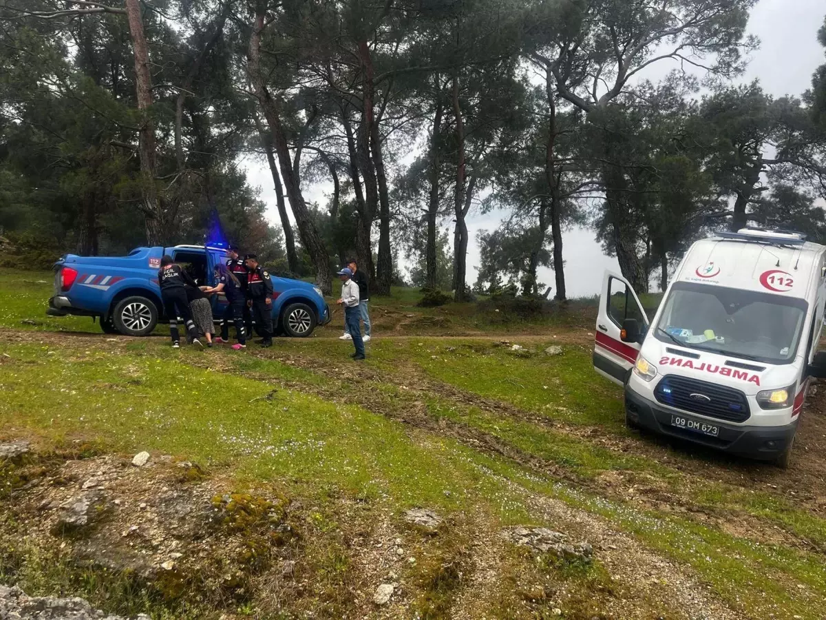 Ambulans Çamura Saplandı, Jandarma Ekipleri Kurtardı