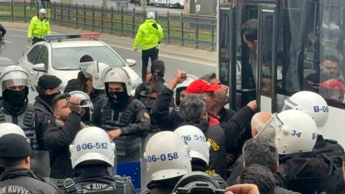 1 Mayıs Emek ve Dayanışma Günü'nde Taksim'e Yürüyüşe Polis Müdahalesi