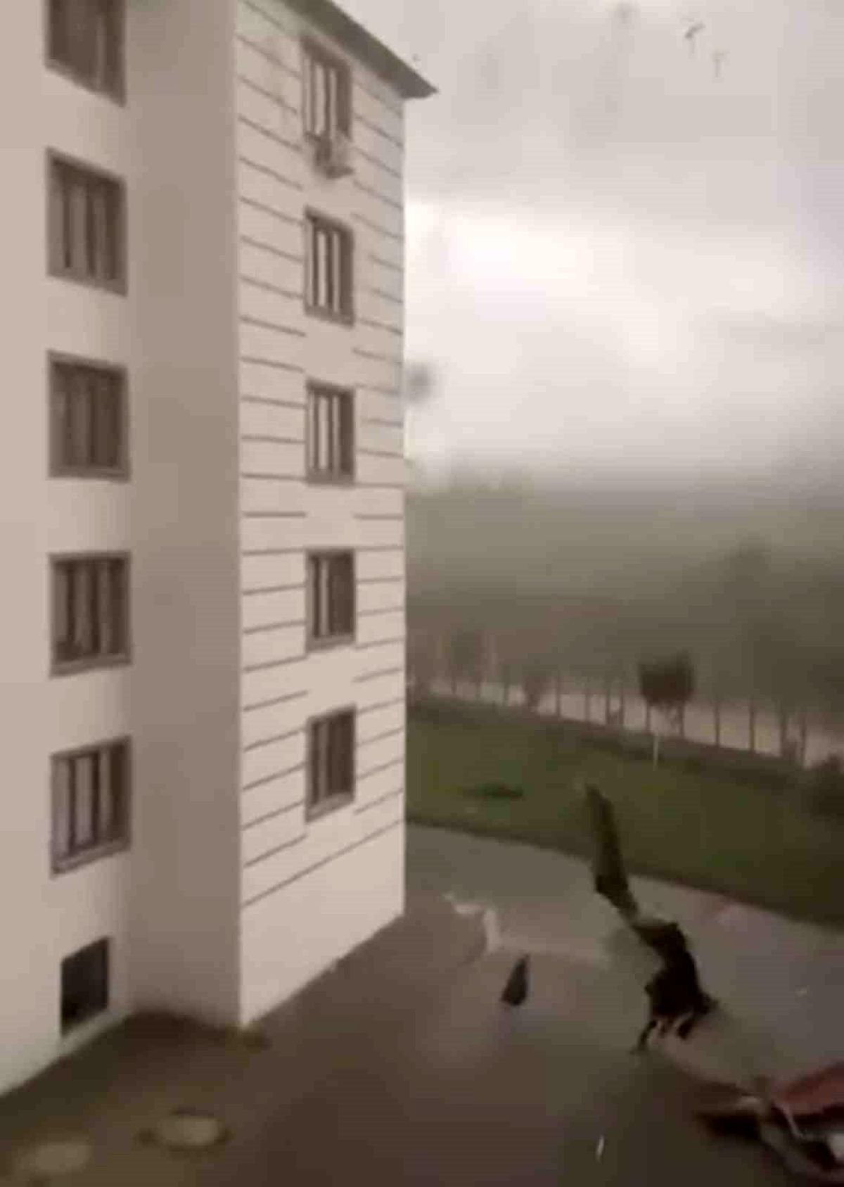 Bingöl'de Fırtına Çatıları Uçurdu, Bir Çocuk Şans Eseri Kurtuldu