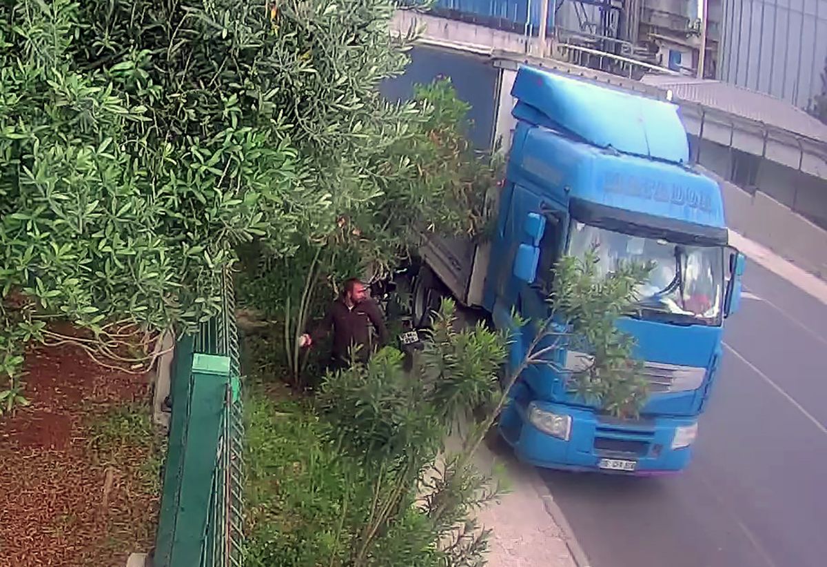 Adana'da Park Halindeki TIR'dan Hırsızlık Yapan Şahıs Yakalandı