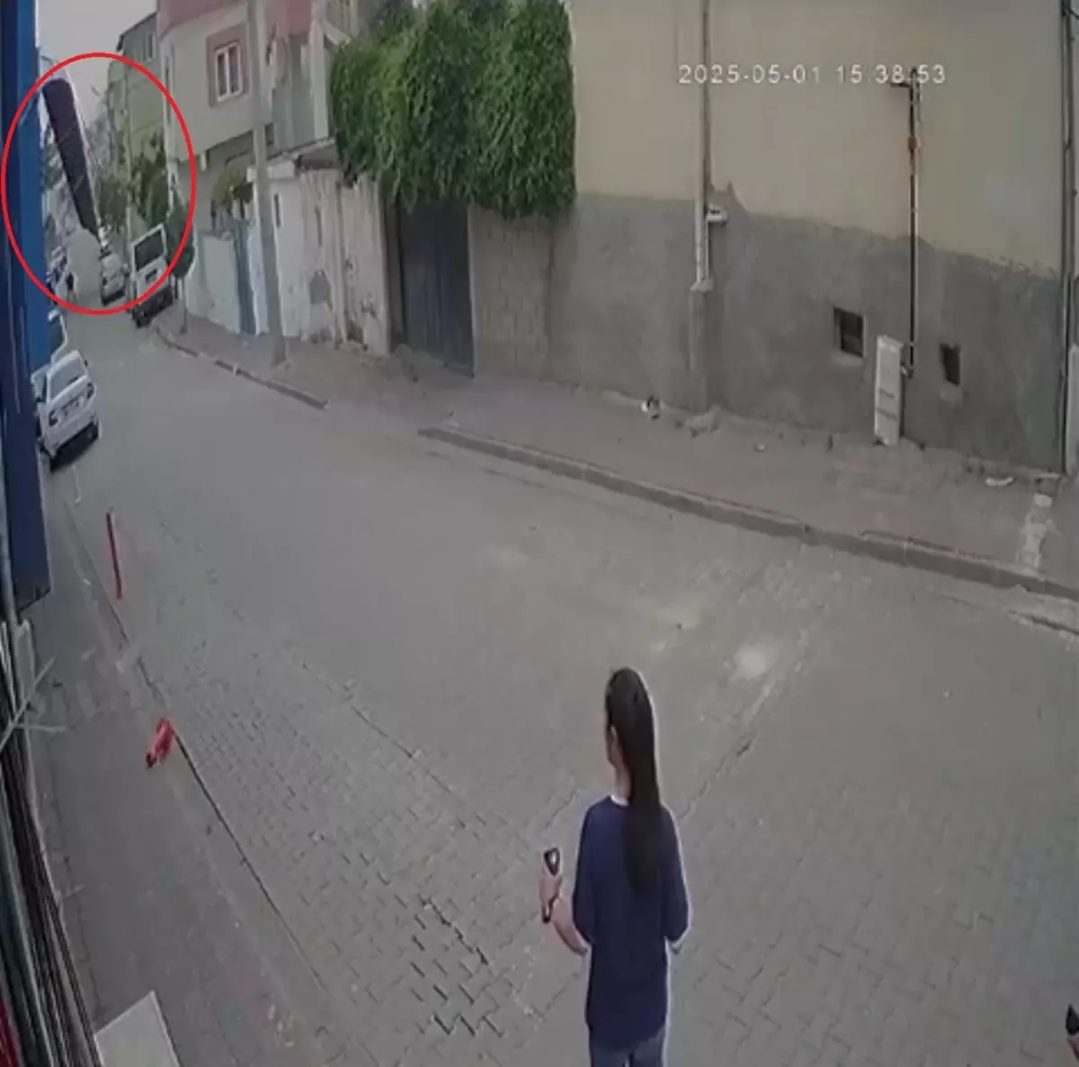 Fırtınada Apartman Çatısı Uçtu, Elektrik Direği Devrildi