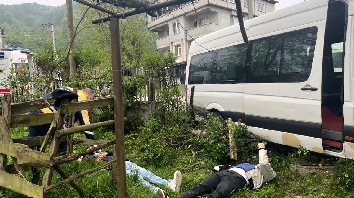 Düzce'de İşçileri Taşıyan Minibüs Ağaca Çarpınca 8 Yaralı