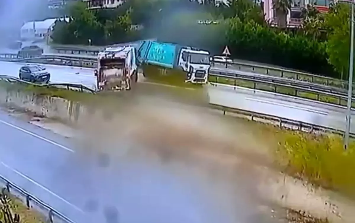 Büyükçekmece'de Yağmur Kazası: Kamyon ve Çöp Kamyonları Bariyerlere Çarptı