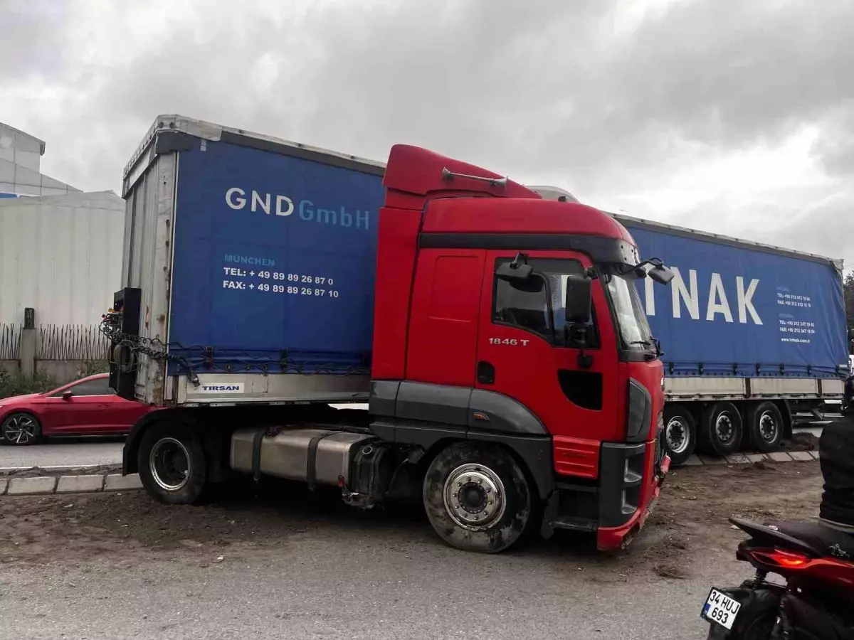 Esenyurt'ta Kontrolden Çıkan Tır, Refüje Çarptı
