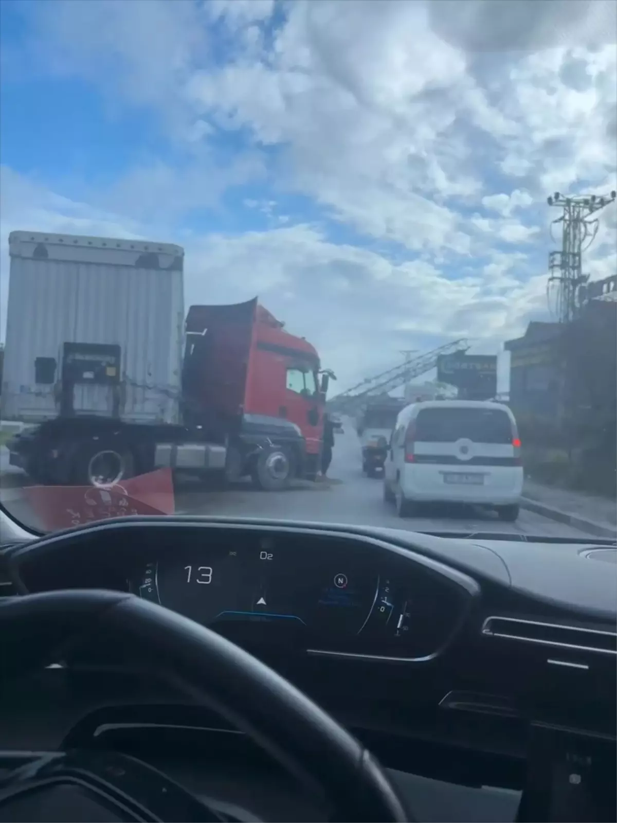 Esenyurt’ta TIR Refüj Direğine Çarptı, Trafik Yoğunluğu Oluştu