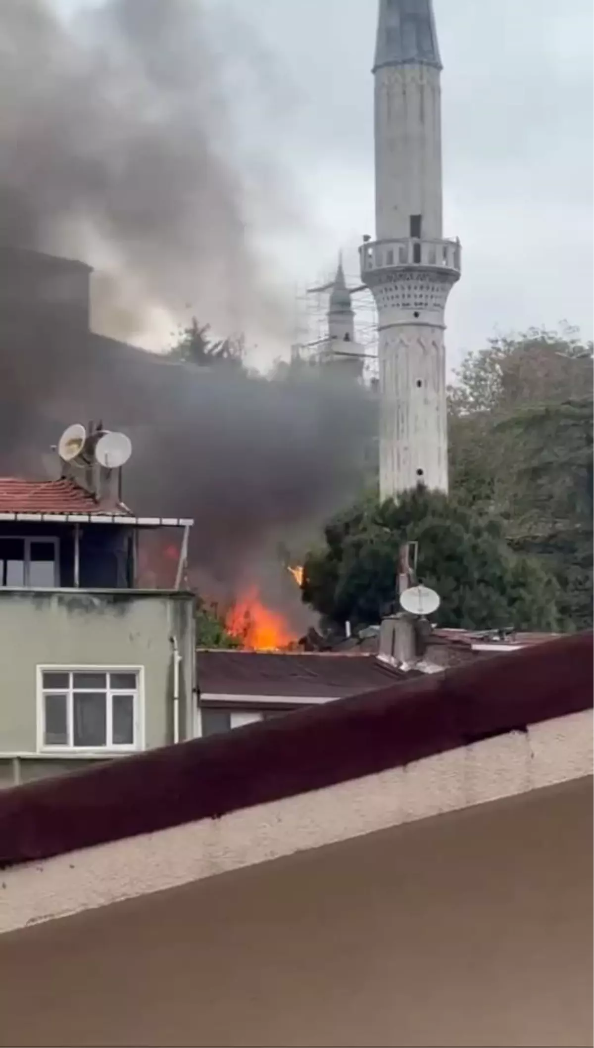 Fatih'te 3 gecekonduda yangın-1