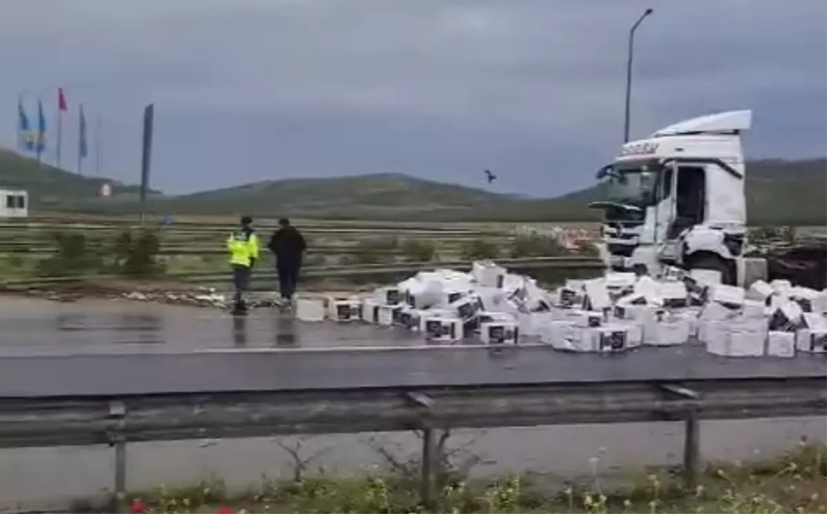 Gaziantep'te Çikolata Yüklü TIR Devrildi