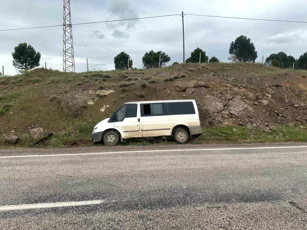 Adıyaman'da Minibüsün Şarampole Savrulması: 3 Yaralı