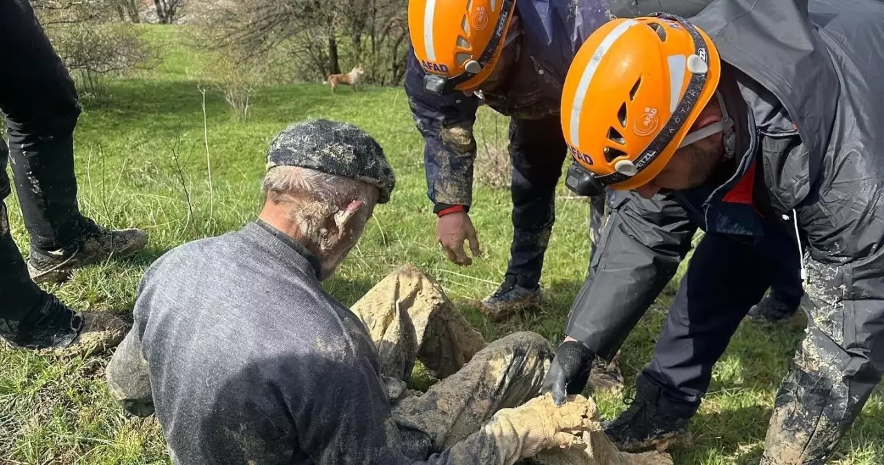 İneği ile Çamura Saplanan 88 Yaşındaki İsmail Ünsal Kurtarıldı