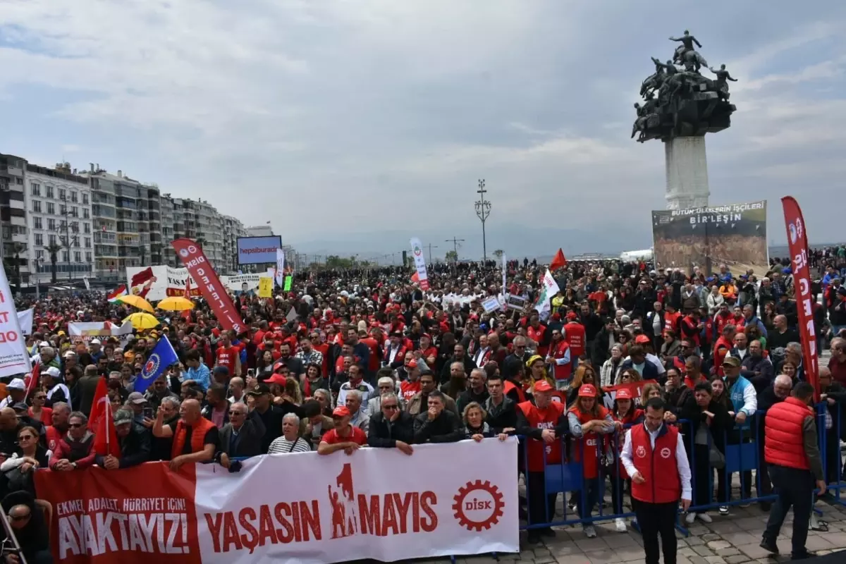 İzmir'de 1 Mayıs Emek ve Dayanışma Günü kutlandı