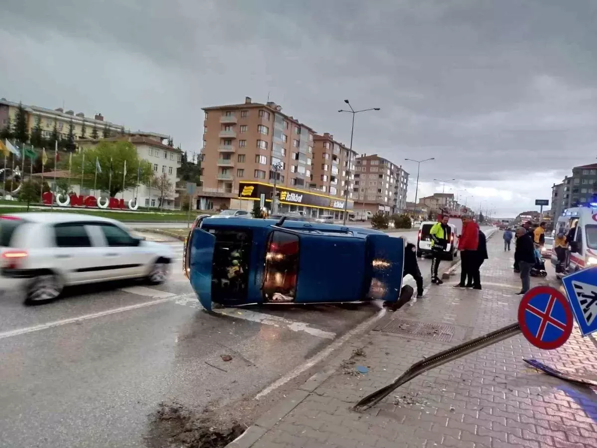 Çorum'da Trafik Kazası: Otomobil Bilgilendirme Levhasına Çarptı