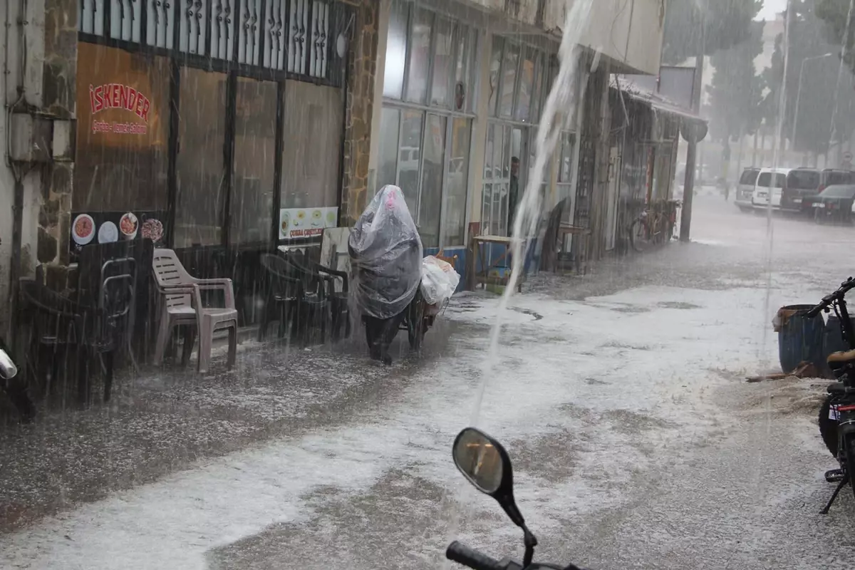 Kula'da Dolu ve Sağanak Yağış Hayatı Olumsuz Etkiliyor