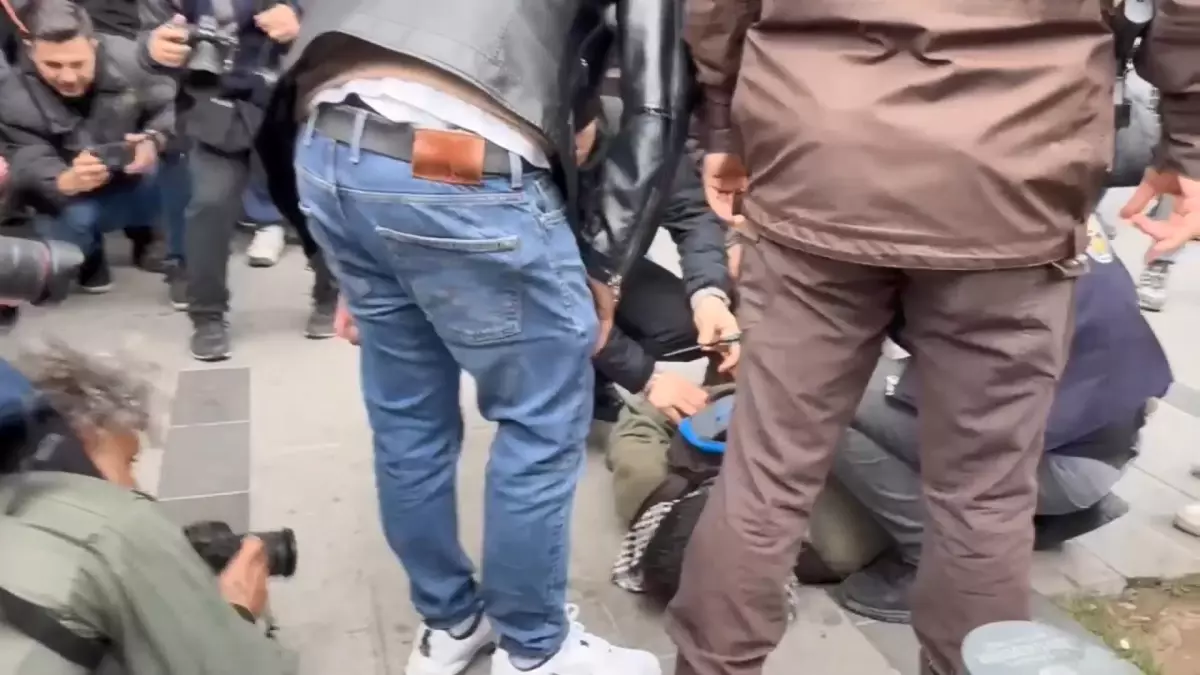 1 Mayıs'ta İzinsiz Yürüyüşte İlginç Olay: Gözaltına Alınan Eylemcinin Cebinden Makas Çıktı
