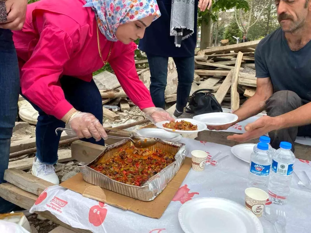 Fırat Üniversitesi Öğrencilerinden 1 Mayıs'ta İnşaat İşçilerine Destek