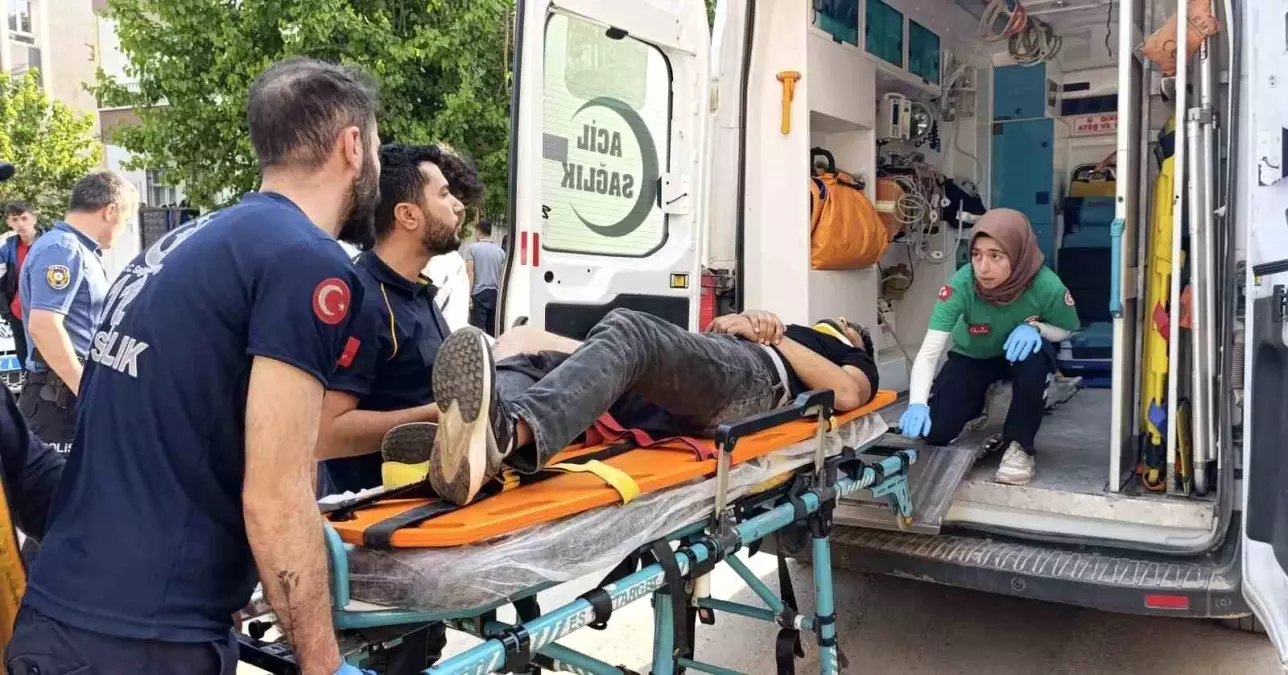 Adıyaman'da Otomobil ile Motosiklet Çarpıştı: 2 Yaralı