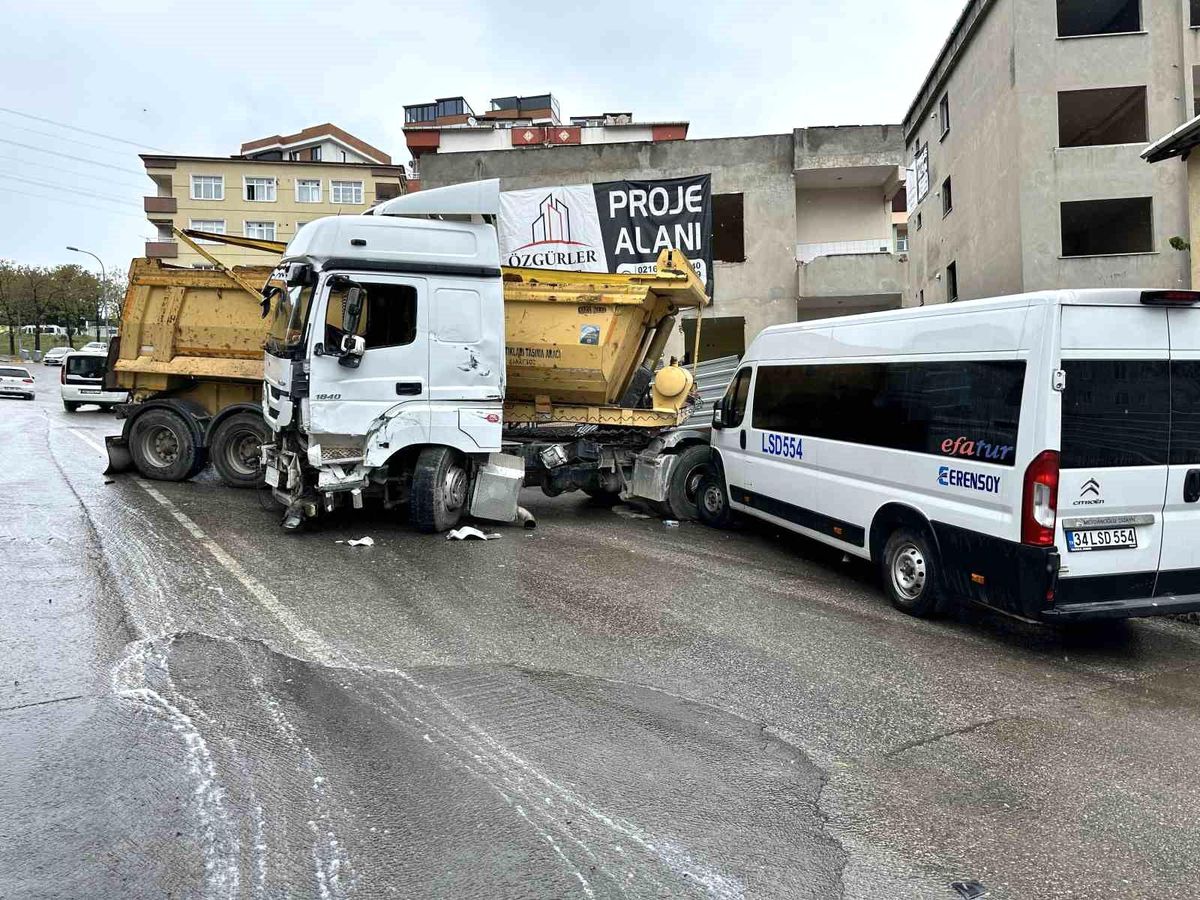 Pendik'te Kontrolden Çıkan Hafriyat Kamyonu Zincirleme Kazaya Neden Oldu