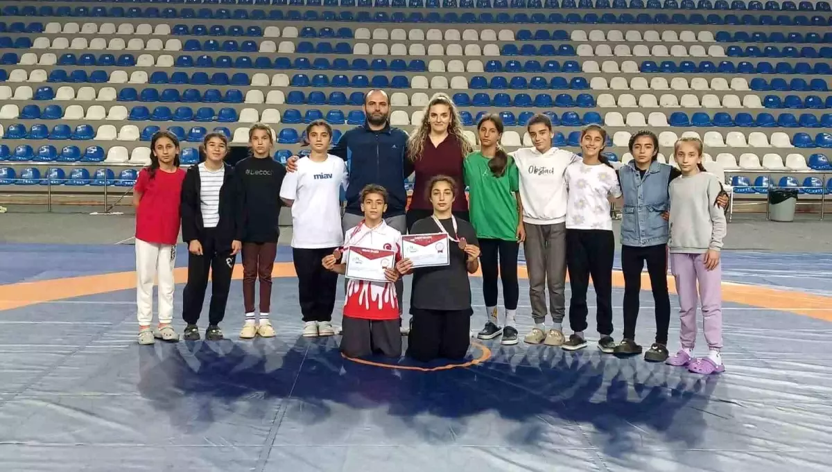 Salihli Sporcuları Güreş Türkiye Birinciliği'nde Başarı Elde Etti