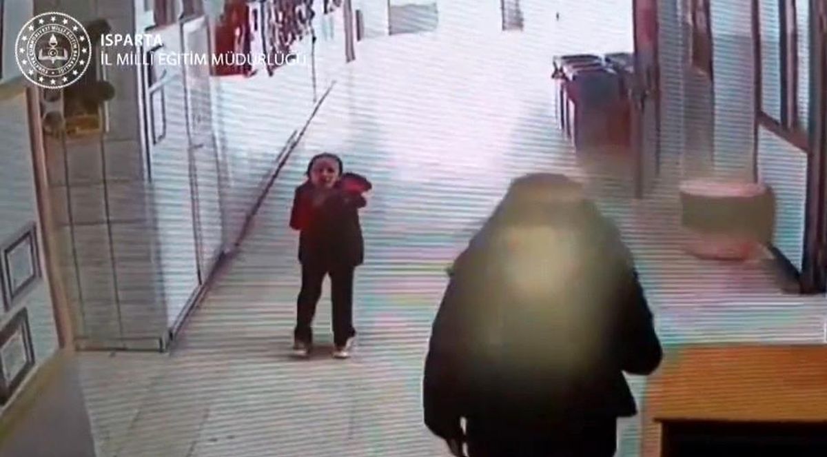Isparta'da Öğrenci Heimlich Manevrasıyla Kurtarıldı