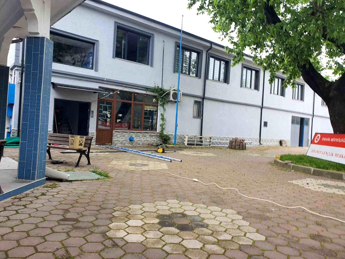 Bursa'da Din Görevlisi Merdivenden Düşerek Yaralandı