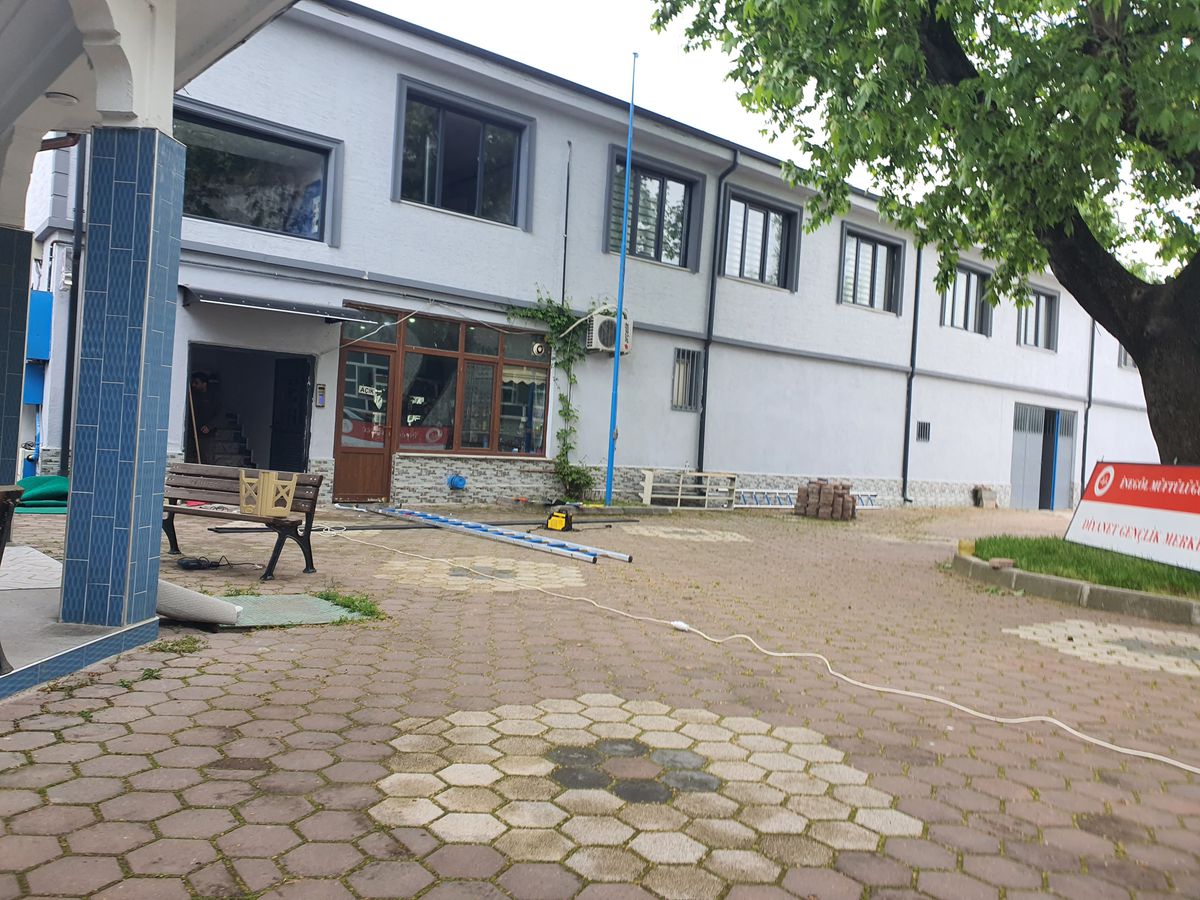 İnegöl'de Merdivenden Düşen Gençlik Merkezi Sorumlusu Yaralandı