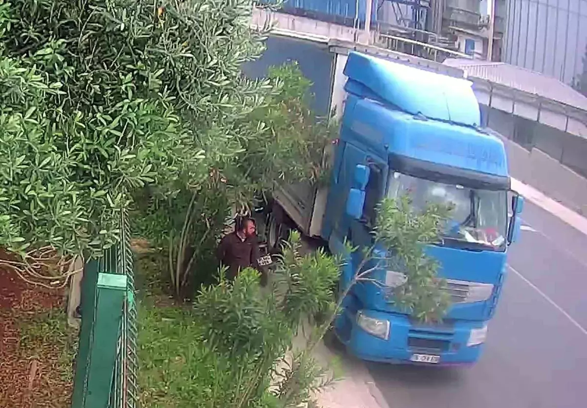 Adana'da Motosikletli Hırsız, Park Halindeki Tırdan Telefon Çaldı