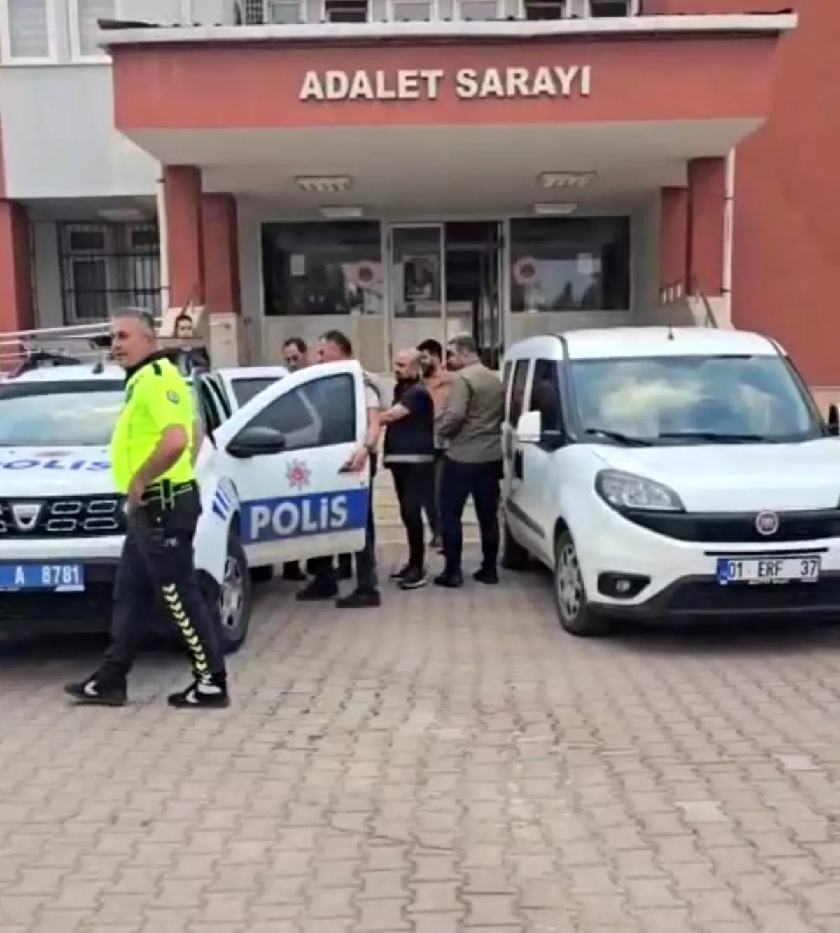 Adana'da Uyuşturucu Operasyonunda Üç Şüpheli Tutuklandı