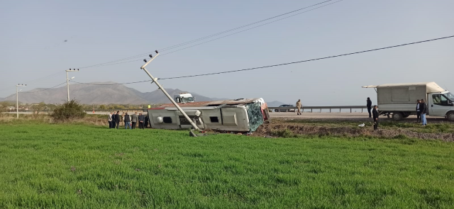 Passenger Bus Overturned in Van: 28 Injured