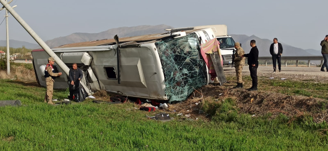 Passenger Bus Overturned in Van: 28 Injured