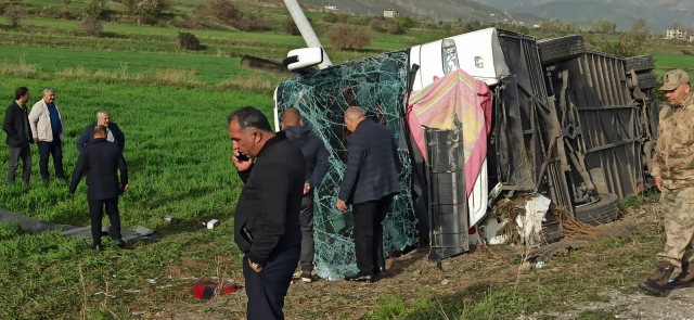 Passenger Bus Overturned in Van: 28 Injured