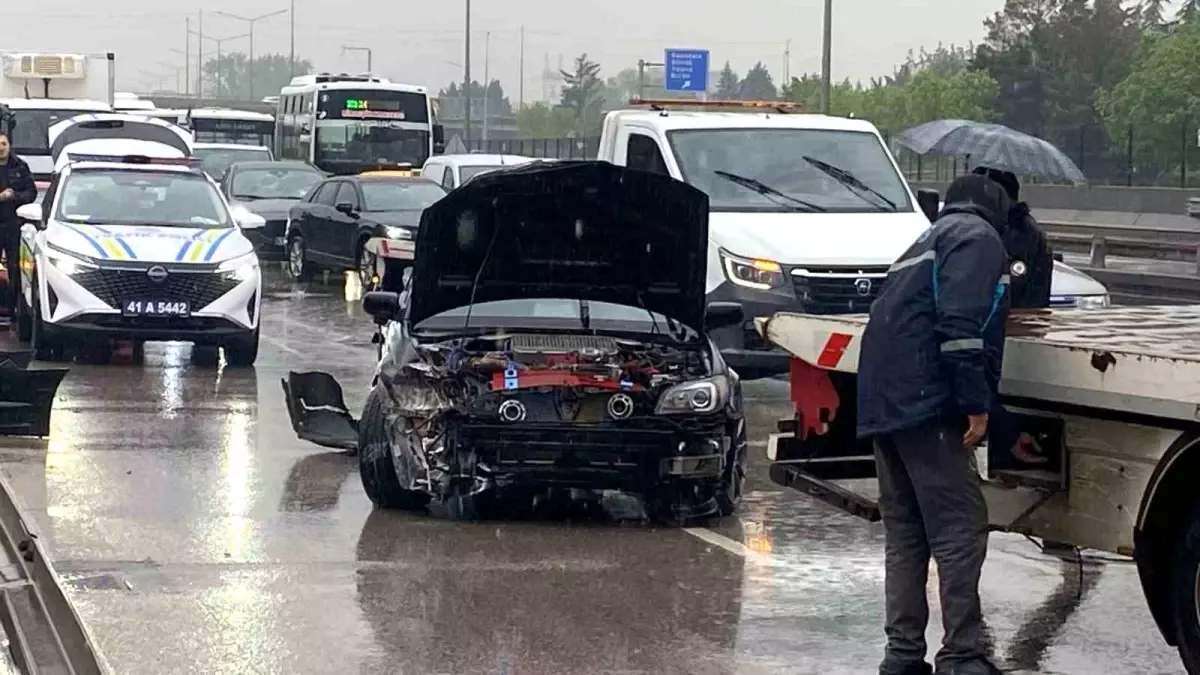 Kocaeli'de Yağışlı Havada Trafik Kazası: 1 Yaralı