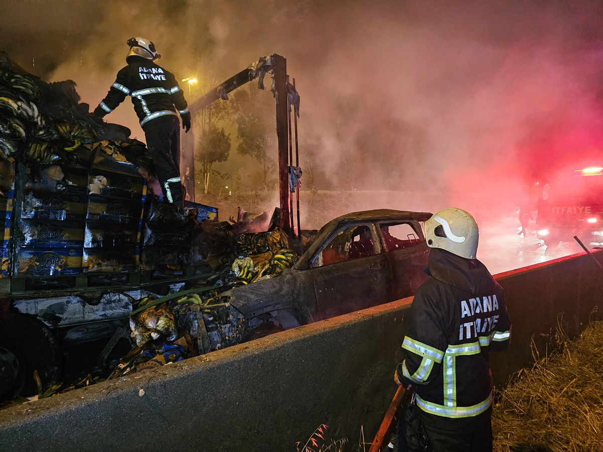 Adana'da Zincirleme Kaza: Otomobil Alev Aldı