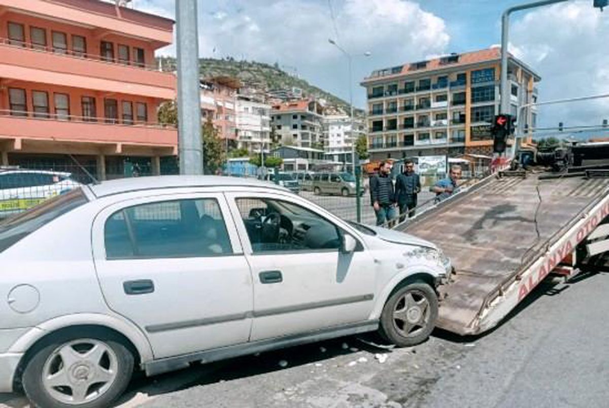Antalya'da Otomobil Kazası: Yaralanan Yok