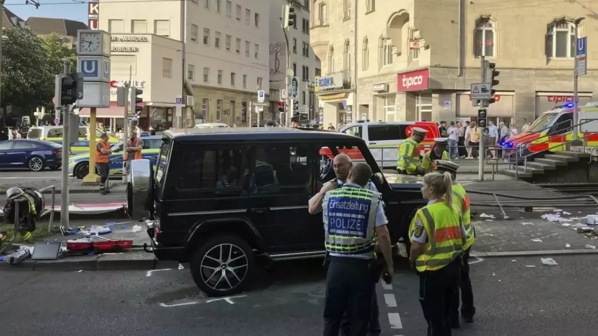 Stuttgart'ta Aracın Kalabalığa Daldığı Kaza: 3 Yaralı