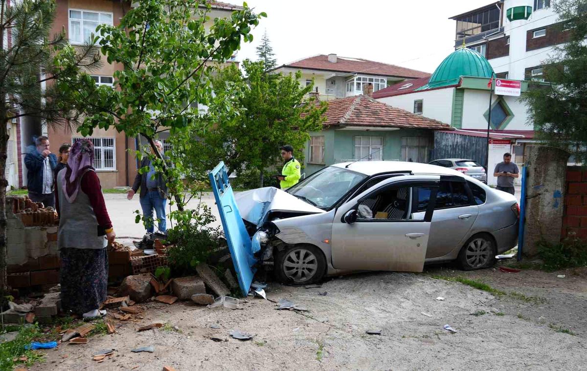 Kırıkkale'de Otomobilin Bahçe Duvarına Çarpması Sonucu 2 Yaralı