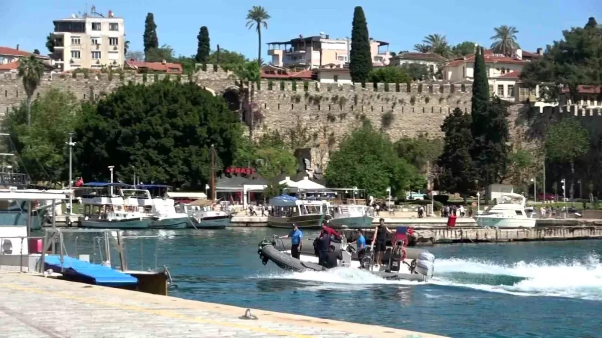 Antalya'da motorbot arızalandı, 3 kişi deniz polisi tarafından kurtarıldı