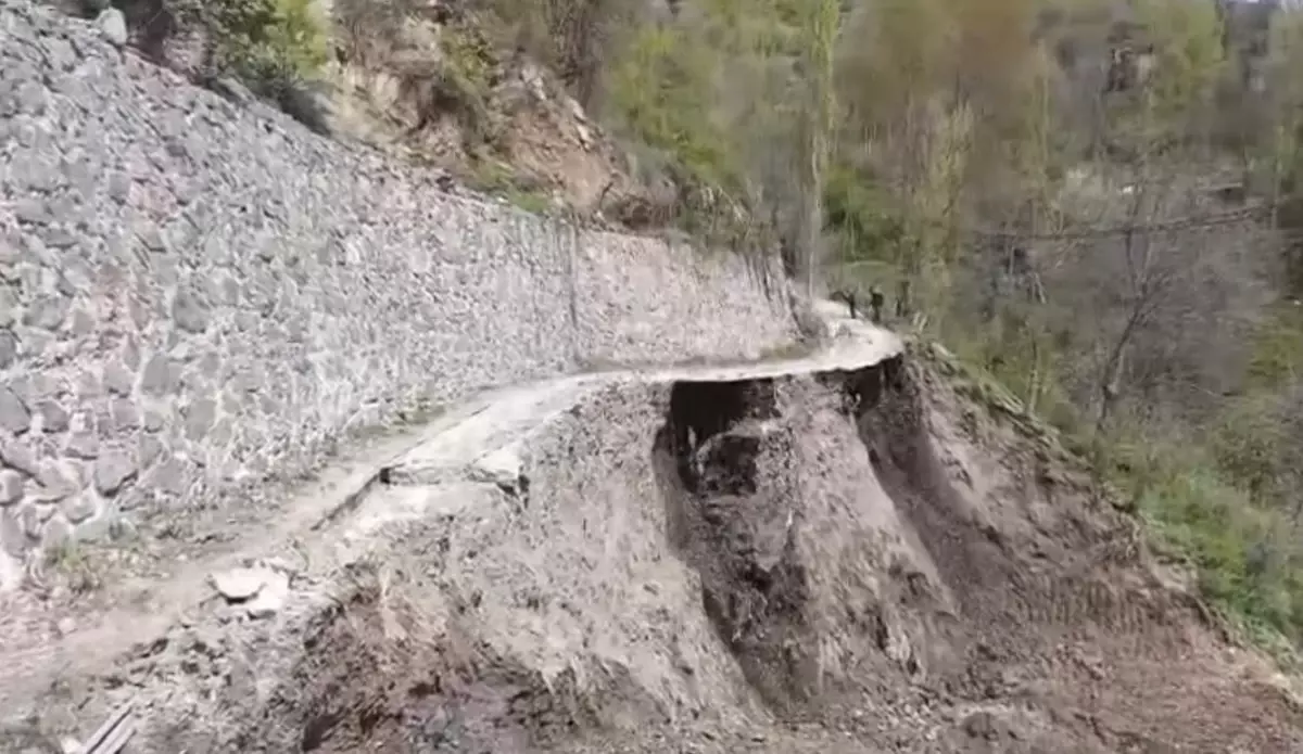 Yusufeli'nde Yol Çalışmalarında Heyelan: Çalışanlar Son Anda Kurtuldu
