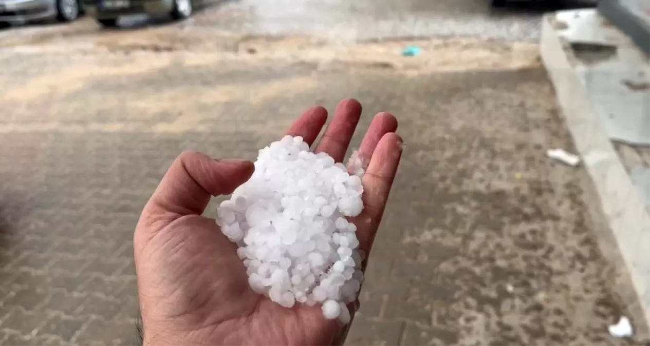 Adıyaman'da Dolu Yağışı İlçe Merkezini Beyaza Bürüdü