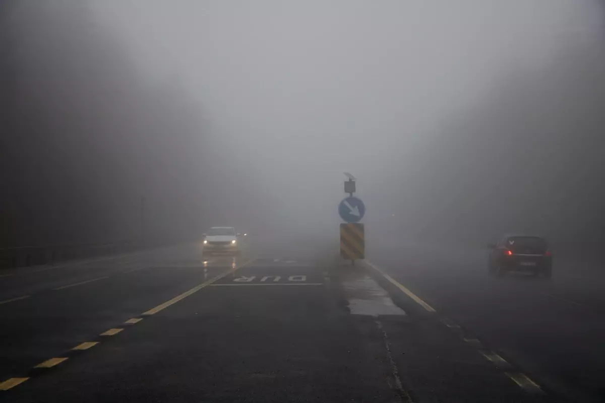 Bolu Dağı'nda Yoğun Sis, Görüş Mesafesini 30 Metreye Düşürdü