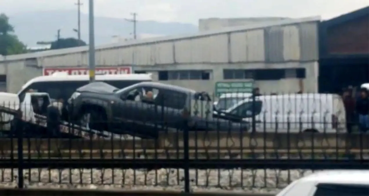 Bursa'da Yağış Kazası: Araç Durağa Daldı