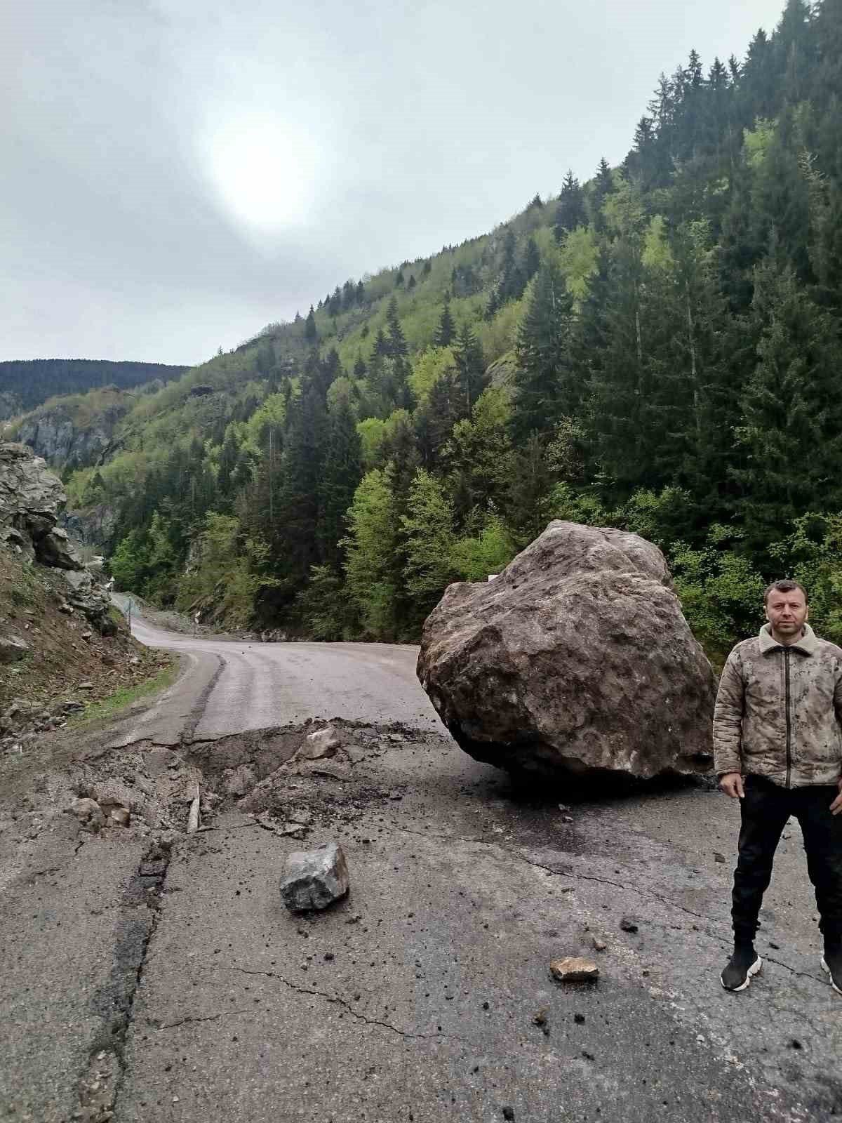 Gümüşhane'de Heyelan: Kaya Parçası Yola Düştü, Arkadaş Grubu Son Anda Kurtuldu
