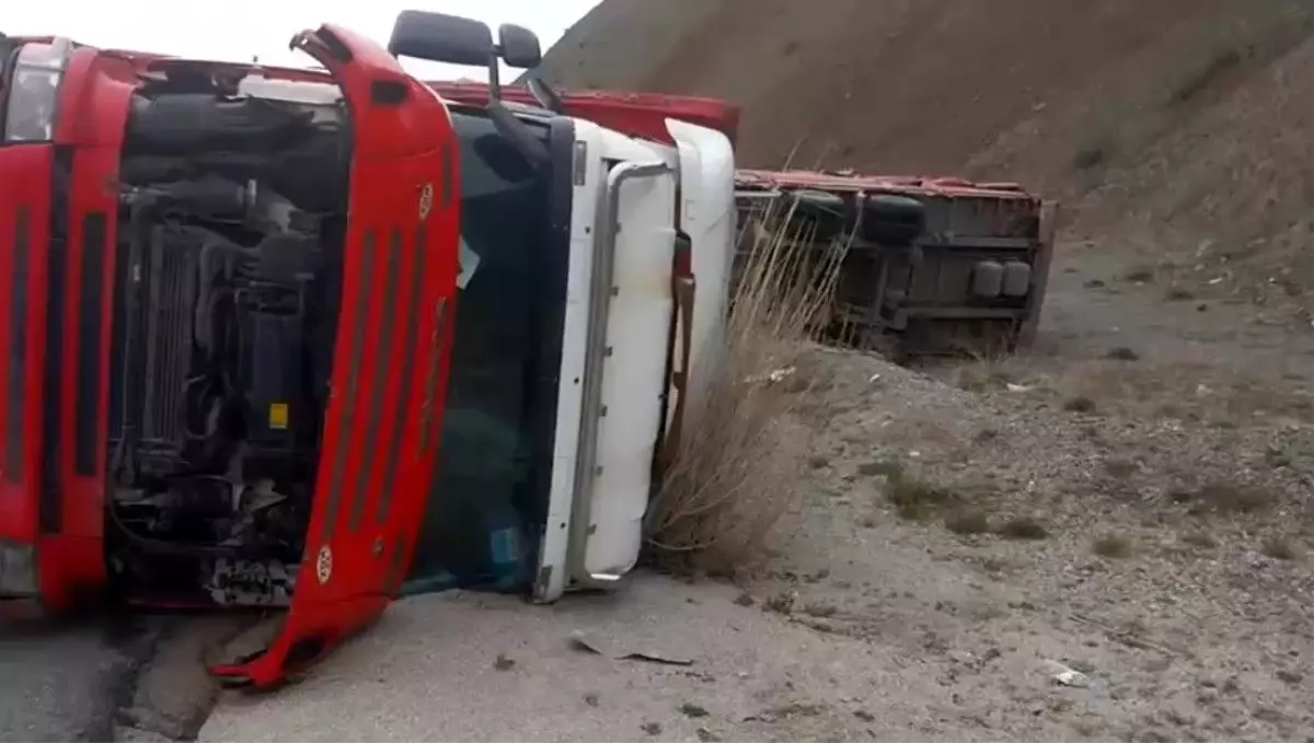 Erzincan-Sivas Kara Yolunda Tır Devrildi: Sürücü Yaralandı