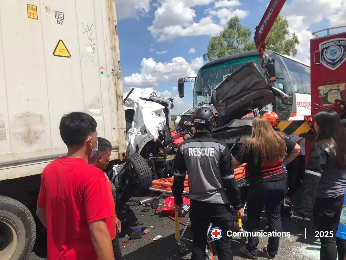 Filipinler'de otobüs kazasında 10 kişi hayatını kaybetti