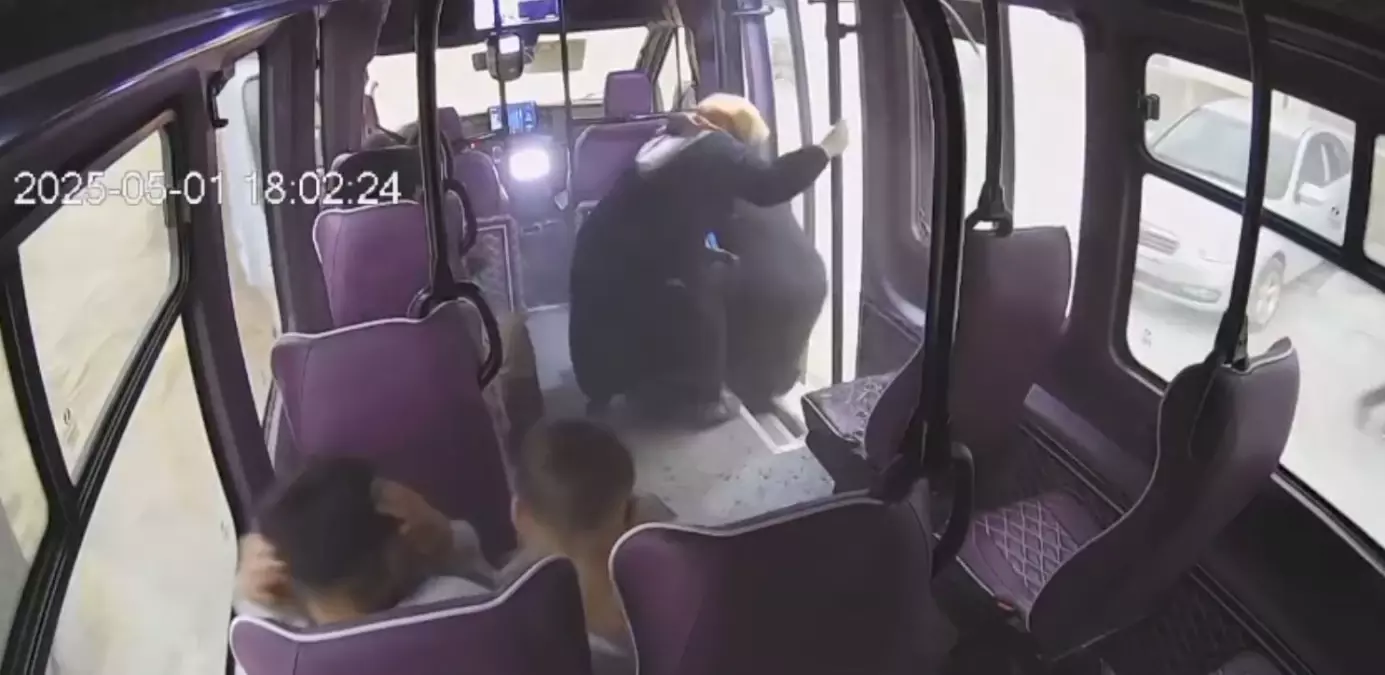 Bayburtta Fırtına Minibüse Çatı Parçası Düşürdü