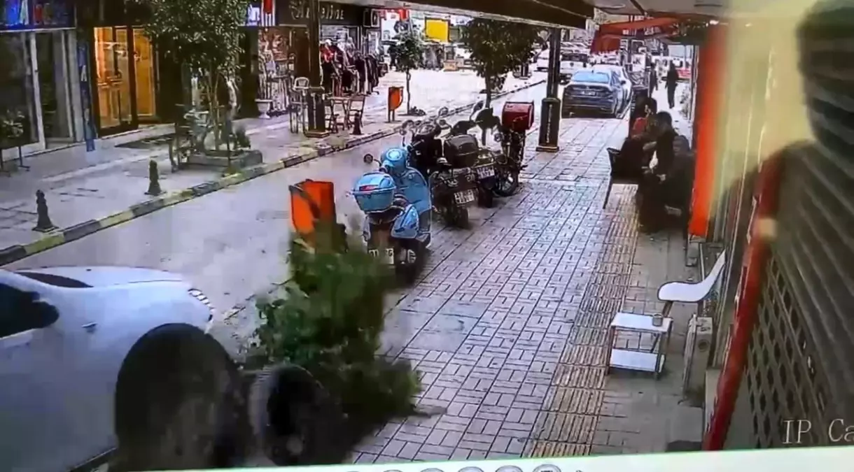 Hatay'da Otomobil Kaldırıma Çıktı, Maddi Hasar Oluştu
