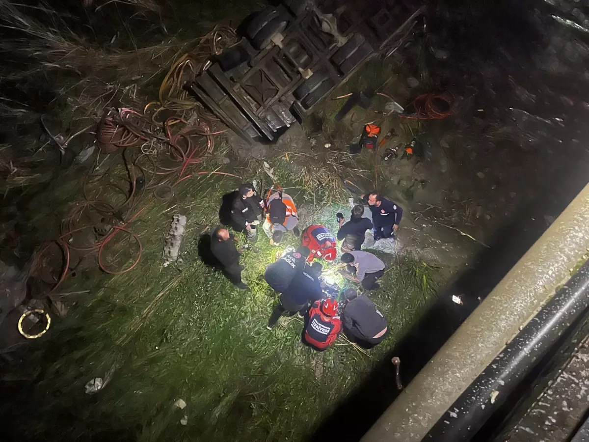 Muğla'da Freni Boşalan Kamyonet Eşen Çayı'na Devrildi